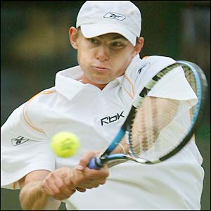 Andy Roddick beats Davide Sanguinetti 6-2 6-3 6-3 