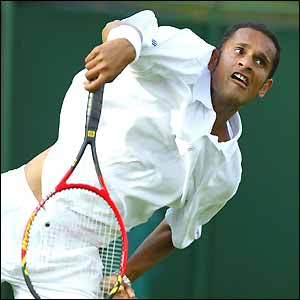 Arvind Parmar in action in his first round match