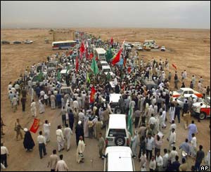 Ayatollah Hakim arriving in a convoy 