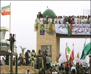 The crowds preparing banners