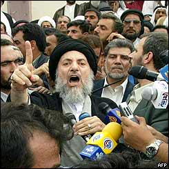 People gather round to hear Ayatollah Hakim's speech 