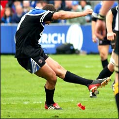 Olly Barkley kicks the penalty that seals Bath's victory