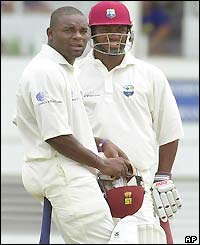 Jacobs and Lara await the third umpire's verdict