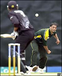 Stephen Fleming fends off Shoaib Akhtar's efforts