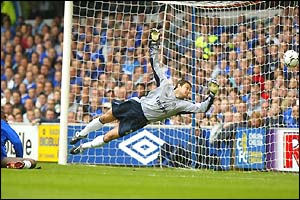 Carlo Cuducini dives unsuccessfully