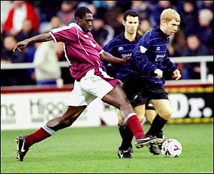 Mark-Vivien Foe goes in for a tackle on Man Utd's Paul Scholes