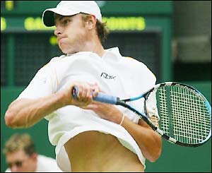 Andy Roddick returns the ball to Tommy Robredo