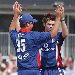 Robert Key celebrates Gibbs' dismissal with Anderson