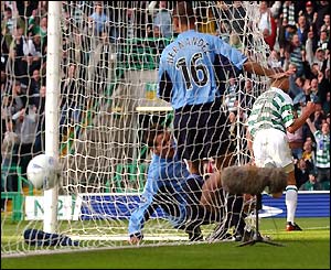Henrik Larsson rounds goalkeeper Julian Speroni and blasts the ball into the roof of the net
