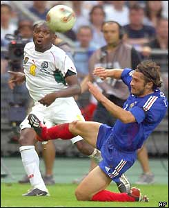 Geremi gets his cross in under the sliding challenge of Bixente Lizarazu