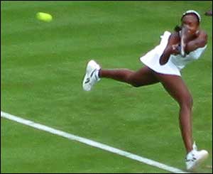 Venus Williams eases past Vera Zvonareva 