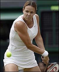 Davenport breaks Venus twice in the second set to take in 6-2 