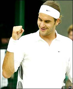 Roger Federer clenches his fist as he wins against Sjeng Schalken