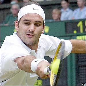Roger Federer in action against Andy Roddick 