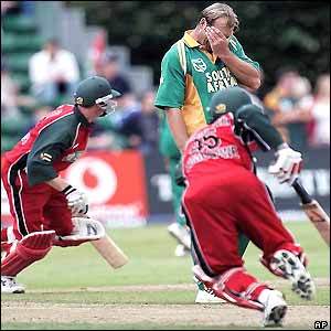 Jaques Kallis covers his face as Grant Flower and Stuart Matsikenyeri take a run