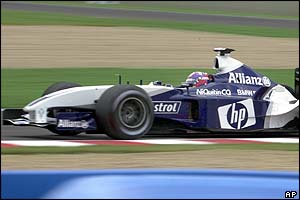 Juan Pablo Montoya battles with Ralf Schumacher 