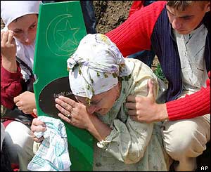 Camdzic Fadila weeps for her brother Enis