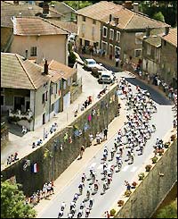 The peloton snakes through Chamelet