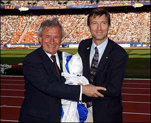 Edmonton 2001 chairman Jack Agrios passes the IAAF flag to Philippe Lamblin of the Paris 2003 Games 