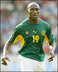 Cameroon's Eric Djemba-Djemba signs for Man Utd