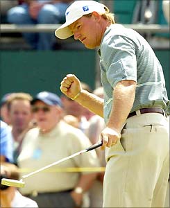 Els celebrates a birdie at 17