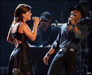 Kelly Clarkson with Brazilian star Alexandre Pires