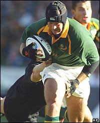 Springbok fly-half Louis Koen runs at the Kiwi defence