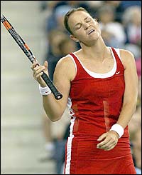 Lindsay Davenport rues a bad shot
