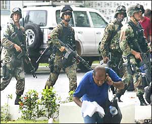 An unidentified journalist ducks for cover in front of US marines 