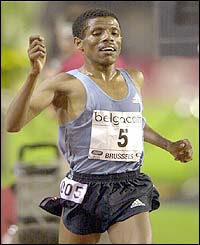 Ethiopia's Haile Gebrselassie wins the men's 10,000m 