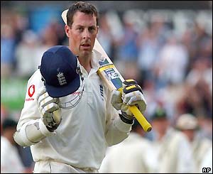 Marcus Trescothick acknowledges the crowd as he returns to the pavillion