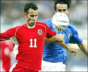 Ryan Giggs edges in front of Christian Panucci