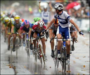 Alesandro Petacchi looks over his shoulder as beats the pack to the line in a sprint finish on the third stage of the Tour of Spain