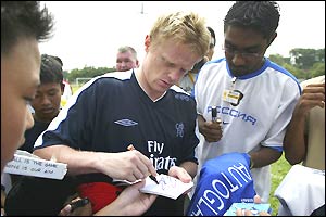 Republic of Ireland winger Damien Duff has completed his �17m move to Chelsea.