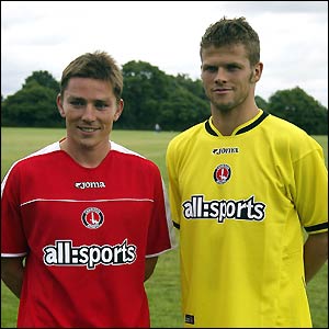 Charlton complete the �750,000 signing of midfielder Matt Holland