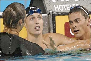  Ian Thorpe, Pieter van den Hoogenband and Alexander Popov talk after the final of the 100 metre freestyle final 