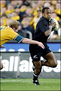 Joe Rokocoko sprints through the Australian defence