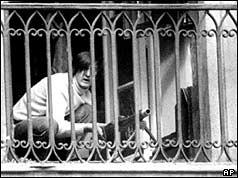 A member of President Allende's bodyguard prepares his defences