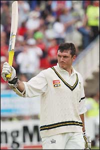 Graeme Smith leaves the field to a standing ovation