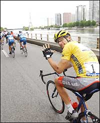 Lance Armstrong arrives in Paris