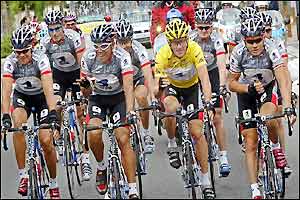 Armstrong drinks champagne with his US Postal domestiques