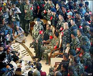 Army rebels give press conference