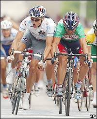 Robbie McEwen and Baden Cooke battle it out on the line