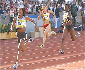 Abi Oyepitan wins the 200m Final 