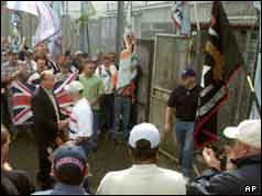 Crowds surrounding door as prisoner leaves 