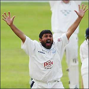 Mushtaq Ahmed celebrates a wicket 
