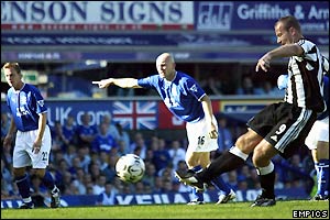 Alan Shearer scores his second penalty against Everton