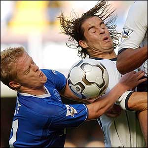 Damien Duff and Jamie Redknapp battle for the ball 
