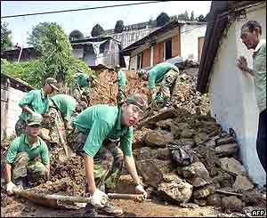 South Korean soldiers work on restorations in Samchuk 