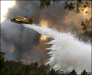 Plane drops water at La Motte